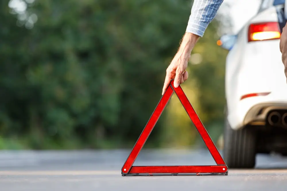 Anadolu Assist çalışanlarının Aksaray'da bir araç sahibine yol yardımı sağladığı anı gösteren görsel. Görselde, çekici kamyonu ve yol kenarında duran hasarlı araç görülmekte.